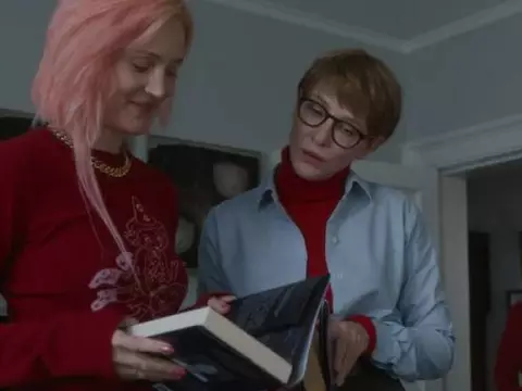 Cena de Pai Mãe Irmão Irmã (Reprodução)