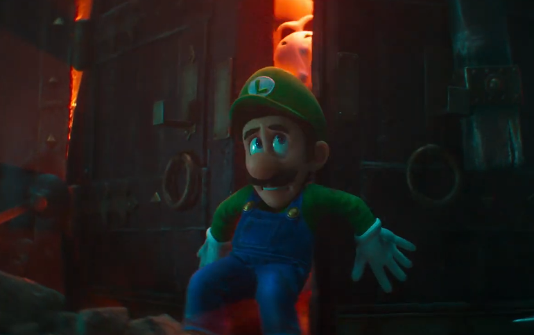 Luigi se esconde dos inimigos.