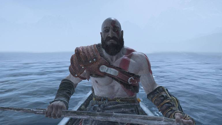 Kratos sorrindo.