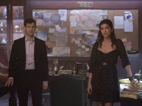 Lisette Alexis e Justin Bartha em A Lenda do Tesouro Perdido: No Limiar da História (Disney+/Reprodução)