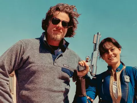 Jonathan Nolan e Ella Purnell nas gravações de Fallout (Divulgação)