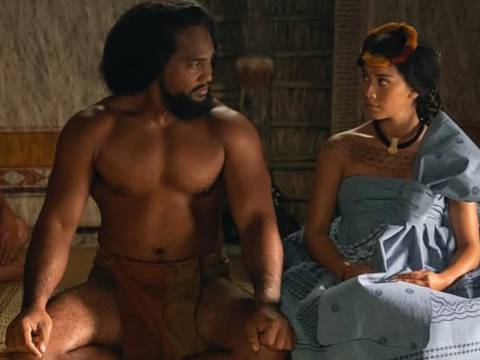 Cena de Chefe de Guerra - Kaina Makua como Kamehameha I, e Luciane Buchanan como Kaʻahumanu (Reprodução)