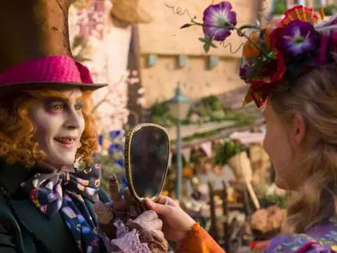 Alice Através do Espelho | Protagonista conhece o Chapeleiro jovem em novo clipe