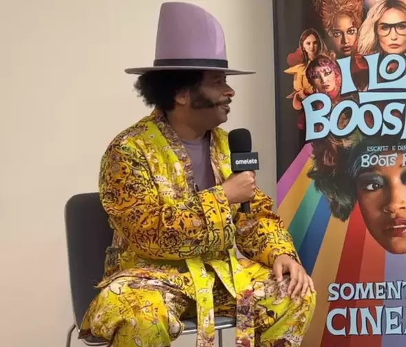 Boots Riley durante entrevista ao Omelete (Reprodução)
