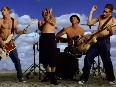 Os integrantes da banda Red Hot Chili Peppers no clipe Californication