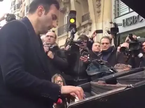 Pianista alemão toca "Imagine", de John Lennon, em frente a local de atentado em Paris