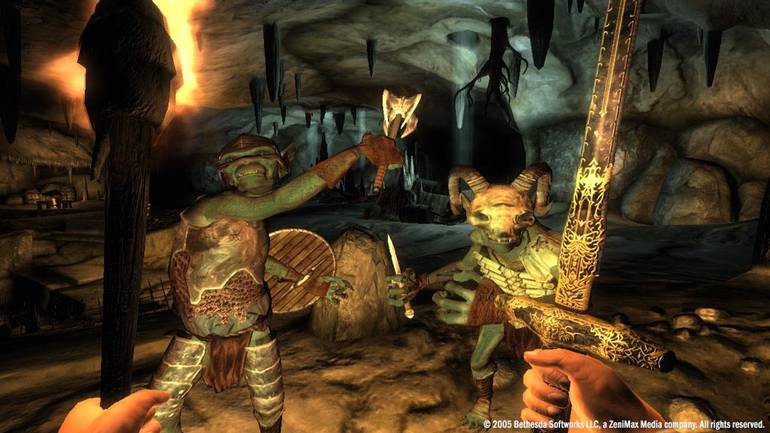 Cena de The Elder Scrolls IV: Oblivion, em que o jogador é atacado por trolls em uma caverna. 