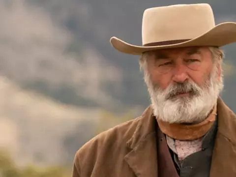 Alec Baldwin em cena de Rust (Reprodução)