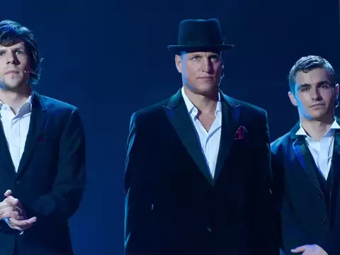 Jesse Eisenberg, Woody Harrelson e Dave Franco, em cena de Truque de Mestre