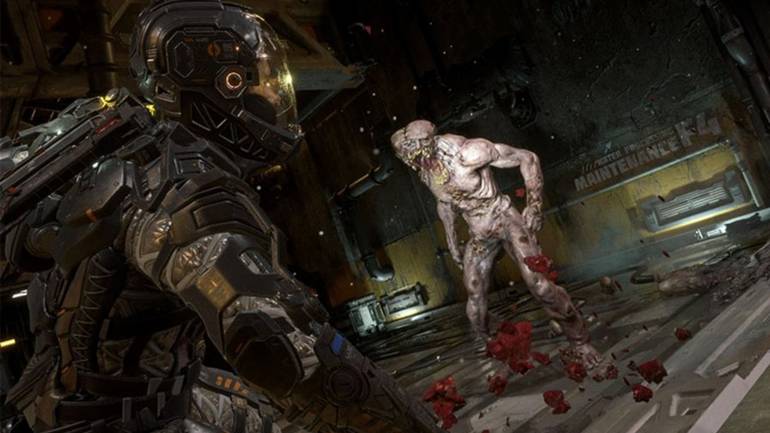 Cena de gameplay de The Callisto Protocol. O protagonista se encontra à esquerda da imagem, de costas. Ele ilumina um monstro à direita com uma lanterna. O monstro possui duas faces, corpo desconfigurado e ao seus pés estão diversos pedaços de carne. 