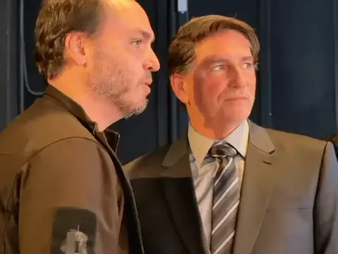 Dark Horse | Filme de Bolsonaro com Jim Caviezel grava cena da facada; veja