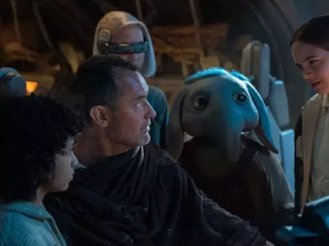 Jude Law e crianças, em cena de Star Wars: Skeleton Crew 