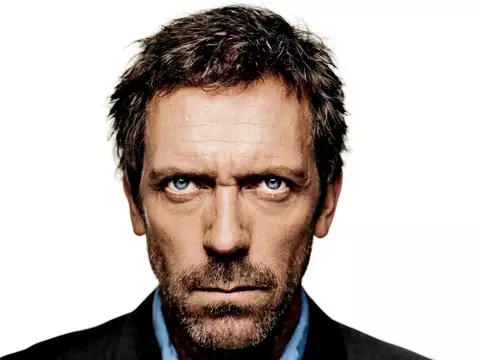 House | Hugh Laurie dá resposta ácida a crítica de jornalista no Twitter