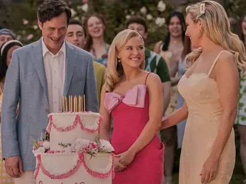 Elle com o pai e a mãe em série (Divulgação/Prime Video)
