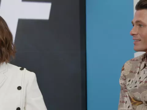 Shelley Hennig e Colton Haynes em entrevista ao Omelete (Divulgação)