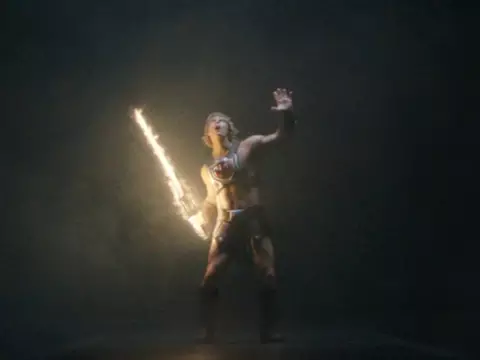 Foto de la transformación del Príncipe Adam en He-Man en el live-action de Amos del Universo/Reproducción