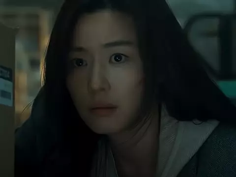 Jun Ji-hyun em Colony (Reprodução)