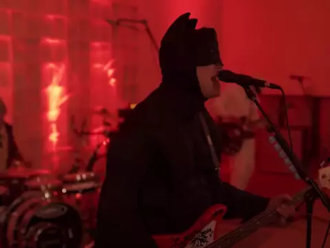 Mark Hoppus volta a se apresentar após vencer o câncer (YouTube/Reprodução))