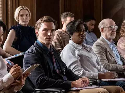 Nicholas Hoult, em cena de Juror #2