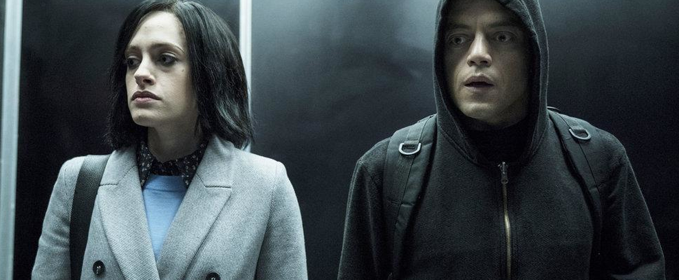 Carly Chaikin como Darlene e Rami Malek como Elliot em Mr. Robot