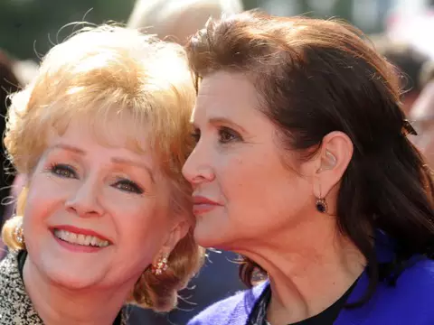 Globo de Ouro 2017 pode ter homenagem para Carrie Fisher e Debbie Reynolds