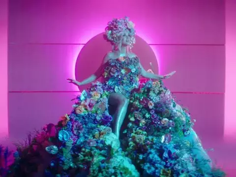 Katy Perry surge grávida e cercada de flores em clipe de “Never Worn White”