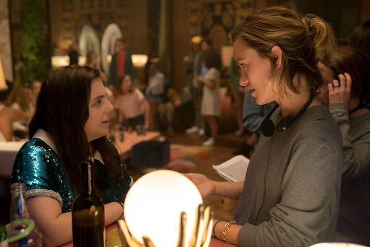 Olivia Wilde e Beanie Feldstein no set de Fora de Série
