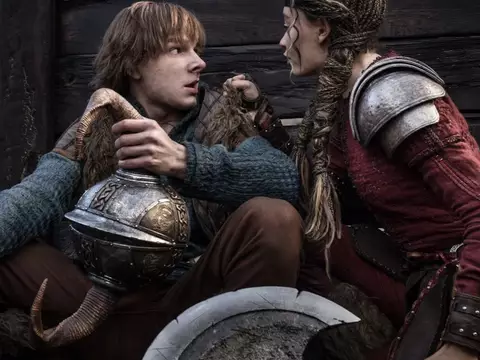 Mason Thames e Nico Parker como Soluço e Astrid em Como Treinar o Seu Dragão (Universal Pictures)