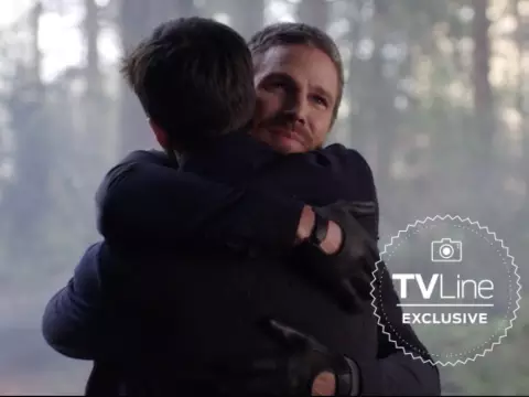 Stephen Amell em promo de The Flash