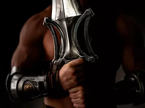 He-Man | Nicholas Galitzine mostra brações do herói em foto de aniversário