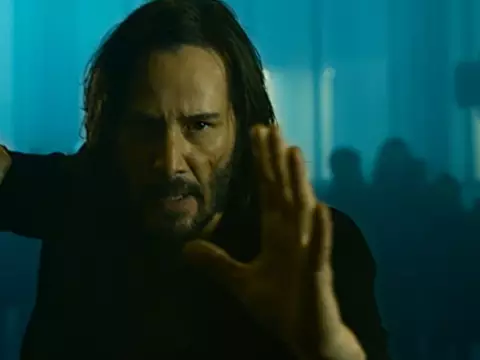 Keanu Reeves em cena de Matrix Resurrections (Reprodução/Twitter)