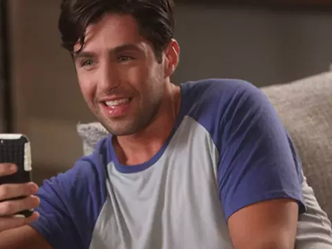 Josh Peck em cena da série Grandfathered (Reprodução)