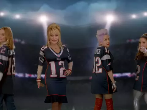 Cena de "Gonna Be You", com Dolly Parton, Gloria Estefan, Cyndi Lauper e Belinda Carlisle (Reprodução/YouTube)