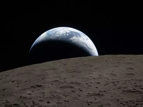 Foto da Terra capturada pela missão lunar Artemis II/NASA