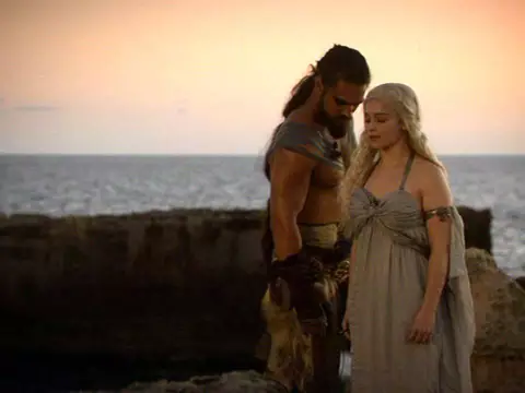 Emilia Clarke e Jason Momoa em Game of Thrones