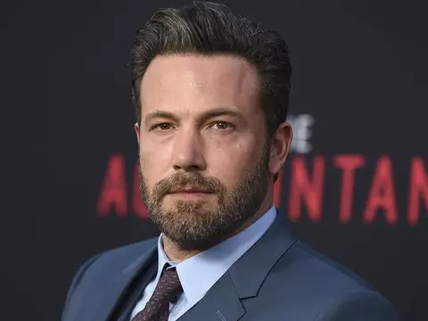 Ben Affleck afirma que quer ser parte da solução dos casos de assédio em Hollywood