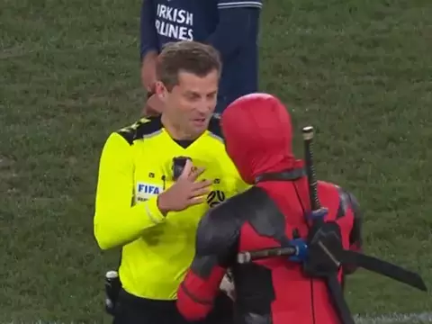 Deadpool entrega bola de futebol ao Wrexham, clube de Ryan Reynolds; veja