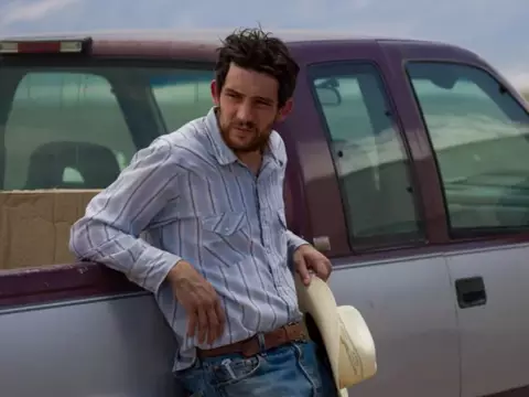 Josh O'Connor em Depois do Fogo (Reprodução)