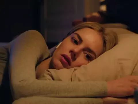 Samara Weaving em Por Cima do Seu Cadáver (Reprodução)