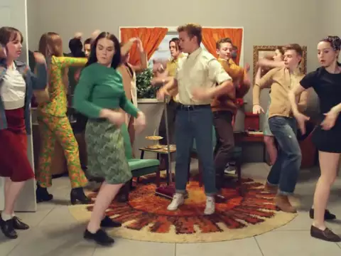 Belle and Sebastian | Festa nos anos 1960 no clipe oficial de "Perfect Couples"