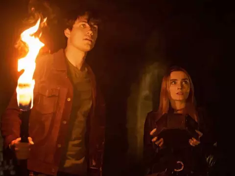 Meg Donnelly e Drake Rodger em The Winchesters (CW/Divulgação)