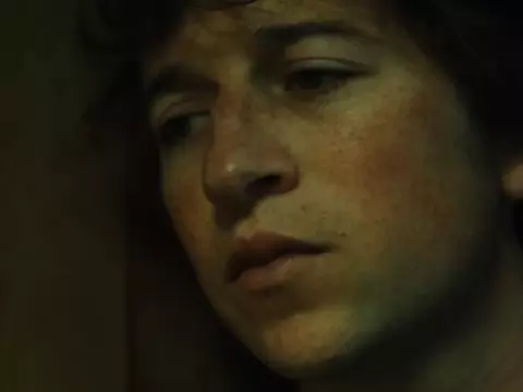 Skyler Gisondo em "Lost Boys", de Phoebe Bridgers (Reprodução)