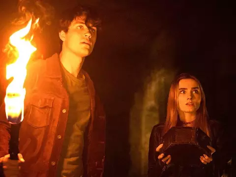 Meg Donnelly e Drake Rodger em The Winchesters (CW/Divulgação)