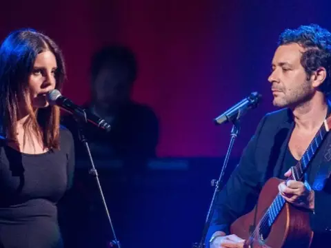 Lana Del Rey, Courtney Love e Chris Martin cantam em tributo a Leonard Cohen; veja