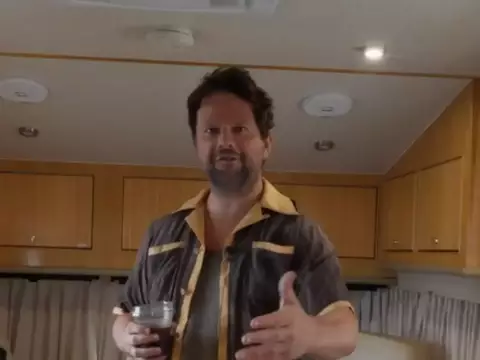 Anaconda ganha clipe de bastidores com Selton Mello; assista