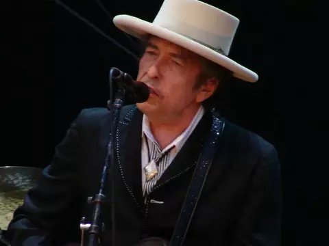 Bob Dylan e Kesha reinterpretam canções de amor para casais LGBT em EP Universal Love