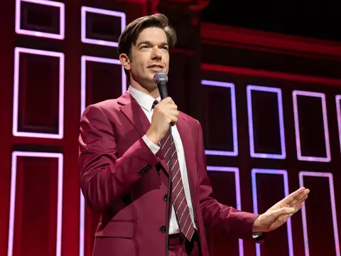 Agente 86 | John Mulaney negocia para protagonizar el reboot de la serie
