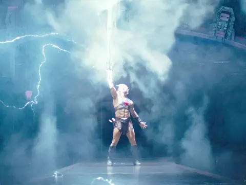 Foto de Nicholas Galitzine como He-Man en el live-action de Amos del Universo/Reproducción