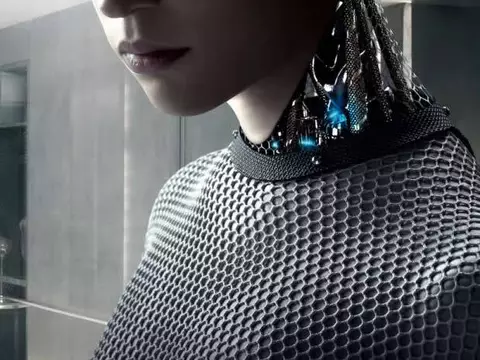 Ex Machina | Oscar Isaac e Domhnall Gleeson conversam sobre robôs no primeiro clipe