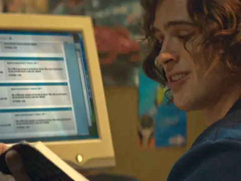 João Guilherme em cena de O Rei da Internet (Reprodução)